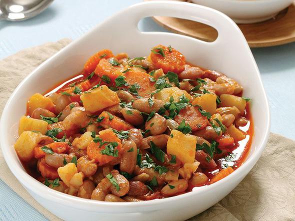 Barbunya Pilaki<p>    Tarn ve ekerin elik ettii zeytinyal barbunya pilaki havu ve biber ile birletiinde sevdiklerinizin tekrar isteyecei bir yemek olacak. Hafif ve doyurucu olmas masanzda ba tac edilmesini salayacak.