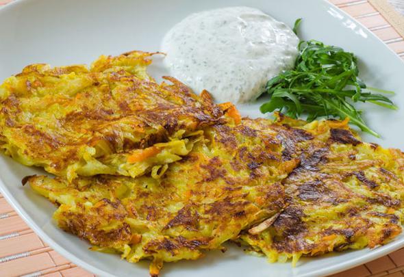 Zeytinyal Mcver<p>    Yada kzartmaya altmz kabak mcveri ayn malzemelerle frnda piirildiinde hafif ve salkl bir lezzet olabiliyor. Midenizi yormayacak doyurucu bir n iin bol salata eliinde zeytinya ile yaplm frnda mcveri tadabilirsiniz.