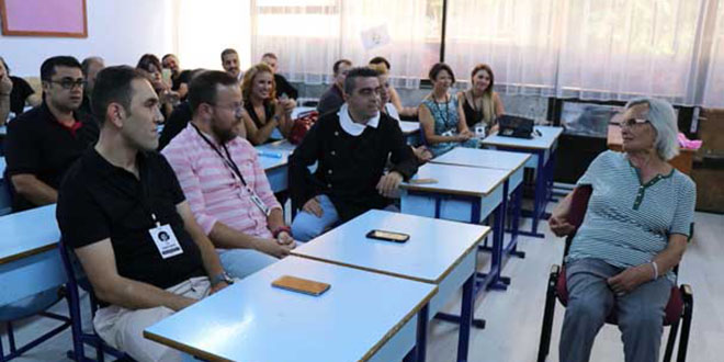 HEM ANNESN HEM OLUNU OKUTMU    <p>Emekli snf retmeni Gen'in retmenlik hayatnn ilk yllarnda Denizli'nin Buldan ilesinde grev yapt srada rencisi olan Kadriye Ataman da ilkokul retmenini grmek zere Hac Halil Bekta lkokulu'na geldi. Burada Hatice Gen ile kucaklaan Ataman ocukluk yllarna ait fotoraflarla kendini tantt. 1974 ylnda retmen Hatice Gen'in rencisi olduunu syleyen Kadriye Ataman, "Hatice retmenim sadece benim deil olum Nuri ve kzm Zehra'nn da retmeniydi. Buraya geleceini rendiimde ok mutlu oldum. retmenimi grmek istedim" diye konutu.