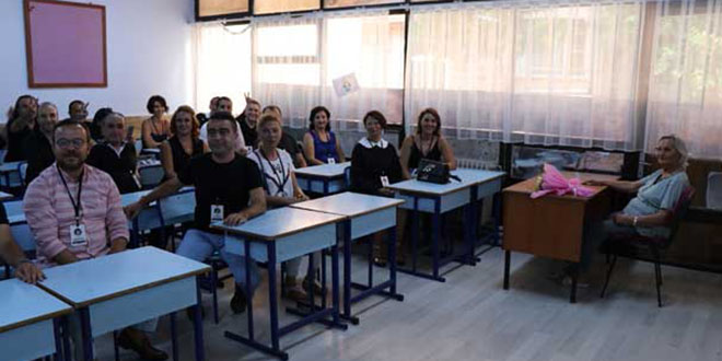 TEK AYAK ZERNDE POZ VERDLER<p>    rencilerinin hazrlad bulumayla yeniden okul kapsndan ieri giren emekli retmen Gen, daha sonra rencileriyle birlikte ders anlatt snfa girdi. Neeli bir atmosferde gerekleen bulumada renciler retmenlerini de yanlarna alarak tek ayak zerinde objektiflere poz verdi. Dzenlenen bulumayla ok zel bir duygu yaadn ifade eden emekli retmen Gen, "rencilerimin hepsi benim birer evladm. Onlar bana ne kadar sevildiimi gsterdi. Dzenlenen bu buluma bana byk bir g verdi. Yllar sonra yine bir araya gelme imkan bulduk. rencilerimi tekrar grme frsatm oldu. Organize eden ve katlan tm rencilerime ok teekkr ediyorum" dedi.