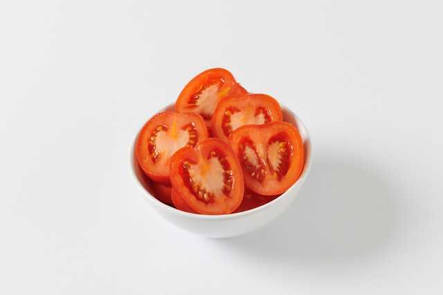 kiye bldnz domatesin ekere batrn ve dairesel hareketlerle yznze srn.