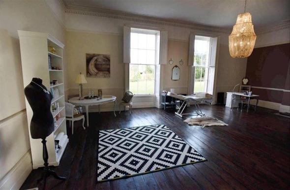 Hatta bir de jest yaparak, Marie Sager'in Lady of Milling unvann almasna yardmc oldu. Low, bunun iin unvann hakkn elinde bulunduran St John's Hospice kuruluuna 30 bin sterlin dedi.