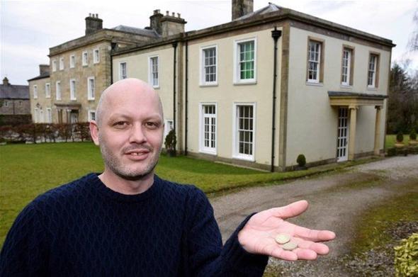 2 pound (9 TL) deerinde piyango bileti bastrarak evi ekilile elden karma karar uyguland.