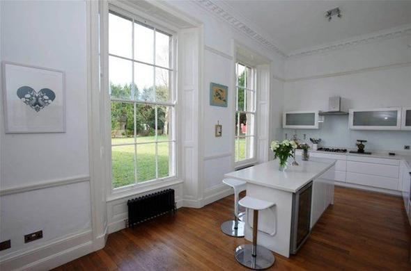 Finans sektrnde alan Low, evin tadilat iin 150 bin sterlin daha harcayarak ei ve iki ocuuyla yaamaya balad.