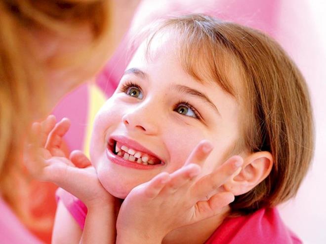 "Dilerde rmeye neden olan anma srecinde byk katk salayan kalsiyum, bebein daha gl dilere sahip olabilmesi iin ok byk nem tamaktadr. lk 6 ay kesinlikle verilmesi gereken anne stnn dnda stn, yourdun ve ayrann birer kalsiyum deposu olduu unutulmamaldr. Yourdu ve st bal, eker gibi dilere yapabilecek ve rk oluumuna sebep olabilecek besinlerle birlikte aldktan hemen sonra bebein dilerinin fralanmas gerekmektedir.