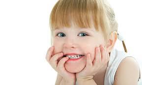 "Dilere faydal olduu bilinen bir dier besin ise balk. Baln ieriindeki fosfor, di ve kemik dokusunun en nemli yaplarndan olmakta ve di salnn korunmasnda nem tamaktadr. Ancak 1 yandan nce midye, karides, stakoz gibi kabuklu besinler lmcl alerjik reaksiyonlara sebebiyet verdiinden hekim onay olmadan bu besinleri yedirmeyin. Ayn zamanda kalkan gibi dip balklar da ierdikleri ar metaller sebebiyle kk ocuklar iin tercih edilmemesi gereken balk trlerinden. Yine ayn ekilde byk balklarda ar metaller ierebildiinden kk ve taze balklara ynelmek en iyisi olacaktr."