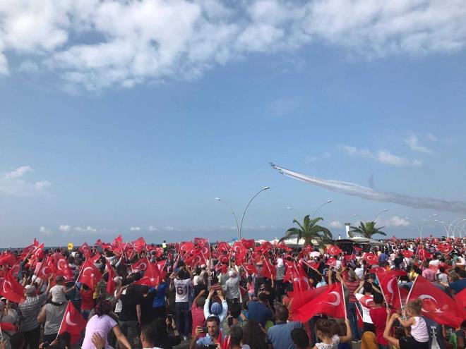 Bakan Gen &#8220;ncelikle Hava Kuvvetlerimize ve Milli Savunma Bakanl'mza btn Trabzonlular adna teekkr ediyorum, kranlarm sunuyorum. Byle gzel bir gsteriyi biraz buruk bir ekilde gerekletiriyoruz. Malumuz ehrimizde iki ehit verdik. O nedenle bu gsterimizi u anda bir Trk yldz olarak cennette olan Eren Blbl ehidimize adyoruz. Yeri cennet mekan olsun, ruhu ad olsun. Bu vesileyle Trabzon'dan bir kez daha sesleniyorum. Terr rgtlerinin arkasndaki glerin kimler olduunu bile bile konuuyorum. Emelleri ne olursa olsun, bu kocaman Trk milletini ve Trkiye'mizi blemeyecekler. Bldrmeyeceiz Allah'n izniyle&#8221; ifadelerini kulland.