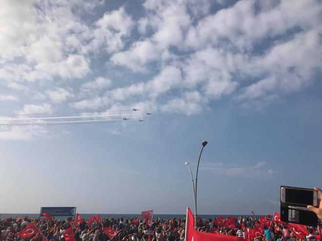 Trk Yldzlar'nn gsterisinin hemen ncesinde gsteriyi izlemek iin sahilde toplanan kalabala hitap eden Ortahisar Belediye Bakan Ahmet Metin Gen, Trk Yldzlar'nn Maka'da terr saldrs sonucu ehit edilen Eren Blbl adna gsteri uuu yaptn syledi.