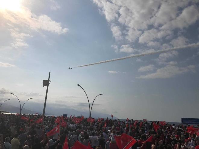 Gsteri srasnda Karadeniz Sahil Yolu&#8217;nda trafik tkanrken, uzun ara kuyruklar olutu. Gsteri uuunu daha rahat izleyebilmek iin ok sayda vatanda kurulan dev ekrann evresinde toplanrken, baz vatandalar ise sahildeki balk teknelerinde gsteriyi izlemeyi tercih etti. Trk Yldzlar, 35 dakika boyunca havada sergiledikleri akrobatik hareketlerle adeta Trabzonlular&#8217; mest etti.