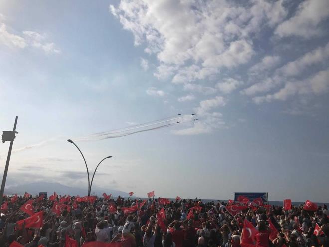 Dnyann en sekin gsteri uuu ekipleri arasnda yer alan Trk Yldzlar, Trabzon&#8217;un Maka ilesinde terr rgt mensuplar tarafndan alan ate sonucu ehit olan Eren Blbl&#8217;n ansna uu gsterisi gerekletirdi.