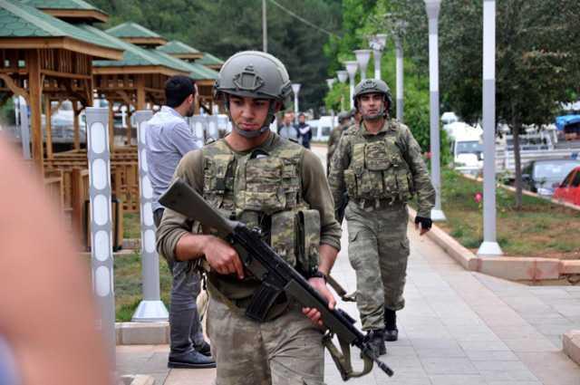 lgede gvenlik gleri dalk ve ormanlk alanda kaan terristleri etkisiz hale getirmek iin sarp ve ormanlk alanda zor artlarda araziyi kar kar tararken, sabah saatlerine ileye intikal eden 2 taburdan oluan 2 timlik profesyonel ekip de evrede PKKl terrist grubu etkisiz hale getirmek iin almalarna balad.