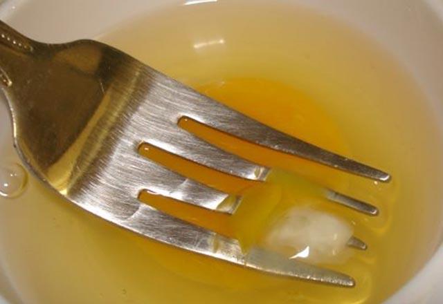 Yumurtada bu beyaz ksmn bulunmasnn civcivle hibir alakas yok. Bu beyaz ksm, yumurtann sarsn ortada sabit tutmaya yaryormu.