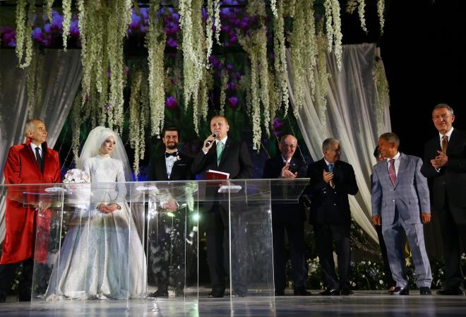 Cumhurbakan Erdoan, Ekonomi Bakan Nihat Zeybekci'nin kz Fatma Zeybekci ile brahim zkan'n dn treninde nikah ahitlii yapt
