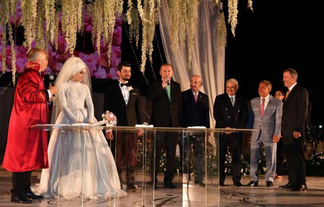 Cumhurbakan Recep Tayyip Erdoan, Ekonomi Bakan Nihat Zeybekci'nin kz Fatma Zeybekci ile brahim zkan'n dn treninde nikah ahitlii yapt.