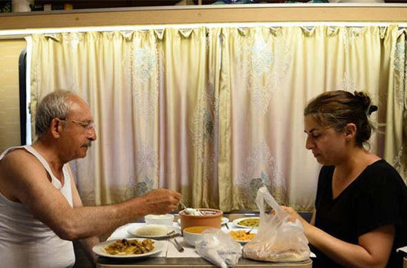 CHP Genel Bakan Kemal Kldarolu&#8217;nun 'Adalet Yry'nn yks fotoraf albmnde bir araya geldi. Hrriyet foto muhabiri Selahattin Snmez&#8217;in 25 gn boyunca adm adm izledii yryte objektifine taklan ve gazetelere yansmayan ok zel fotoraflar ve yrye katlarak destek veren isimlerin kaleminden kan yazlar, Kldarolu&#8217;nun nszyle &#8220;Adaleti Yolda Arayanlar&#8221; kitabyla okuyucuyla buluuyor.