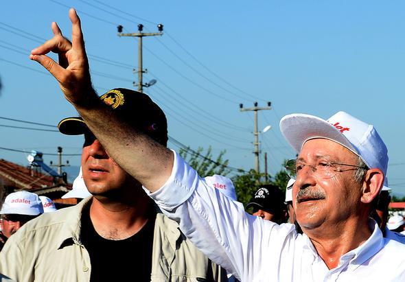 Kldarolu Bolu dandan inerken lkc iareti yapan vatandalara ayn ekilde lkc iareti yaparak karlk verdi.