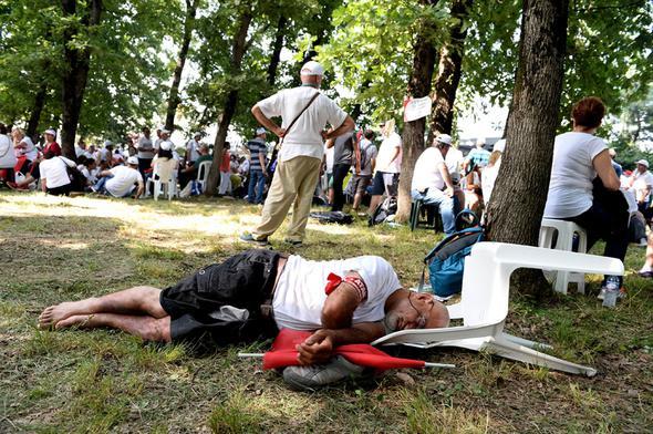 le saatlerinde verilen molalarda yryler havann da scak olmas nedeniyle aalarn altnda uyuyarak dinlenmeye altlar.