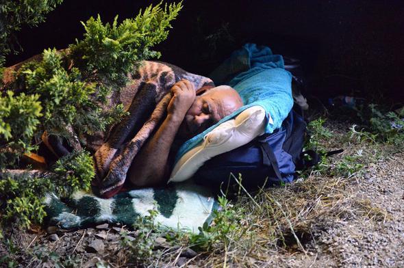 Yrye katlanlar Dzce'deki kampta havann da scak olmasndan dolay adrlarn dnda uyumay tercih etti