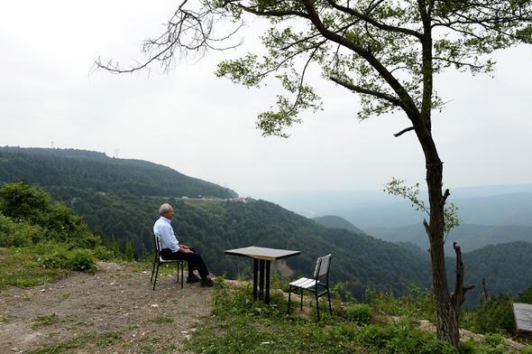 Kldarolu yryerek gittii stanbul'dan Ankara'ya aracyla dnd. Dnte Bolu da Krolu tesislerinde mola vererek manzarann tadn kard