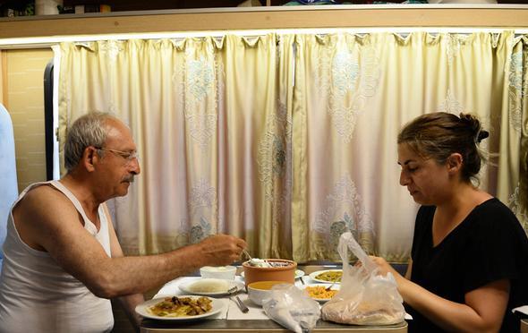 Kldarolu, kz Zeynep Kldarolu ile yemek yerken