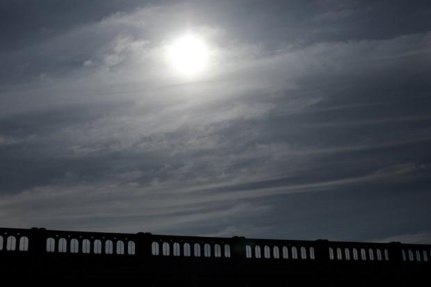 Halkn gne tutulmasyla ilgili batl inanlara da inanmamas gerektiini ifade eden Astronomi ve Uzay Bilimleri Blm Bakan Prof. Dr. Trker zkan, "Deprem ve tsunaminin gne tutulmasyla ilgisi yok. Nasl gece ve gndz oluyorsa gne batp douyorsa bu da yle bir ey. Bilim, tutulmann zamann hesaplayabiliyor. nsanlarmz dedikodulara, hurafelere deil bilime inansnlar" dedi.