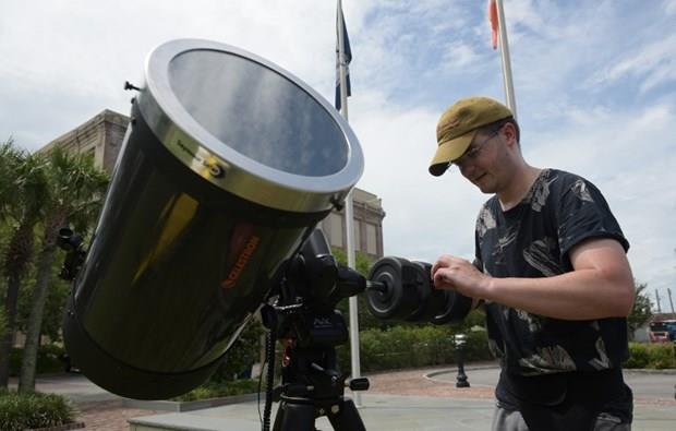 Google, insanlarn gne tutulmasn izlemelerine olanak tanmak amacyla Mystery Science ile glerini birletirdi ve gne tutulmasnn daha rahat izlenmesi iin zel gzlkler retti.