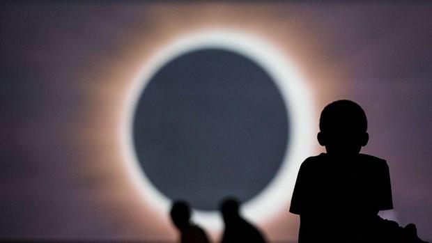 Gne tutulmas; Salem, Oregon'dan Charleston Gney Carolina arasndan tam olarak izlendi. Gne tutulmas, bu gzergahn dnda kalan yerlerden ise paral eklinde grntlendi.