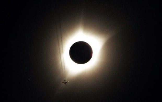 Ay'n Gne'i ve atmosferi kaplayaca an tutulma gerekleti ve Kuzey Amerika'da tam Gne tutulmas olarak gzlemlendi. Saat 19:00 civarnda balayan Gne tutulmas, byk ilgiyle izlendi.