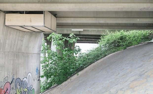 Mikro konutlar zerinde alan tasarmcnn sandalyesi ve masas havada duruyor.