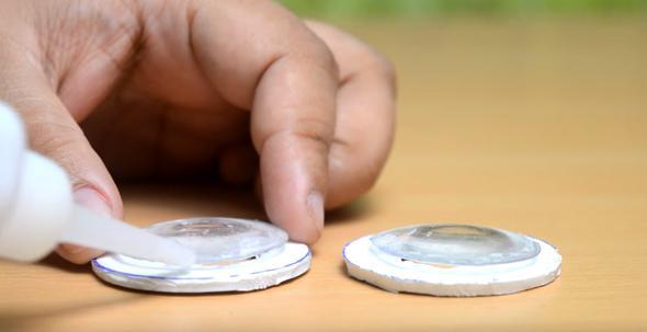 Daha sonra da tutkala tekrar iimiz dyor, yaptrma ilemi iin!