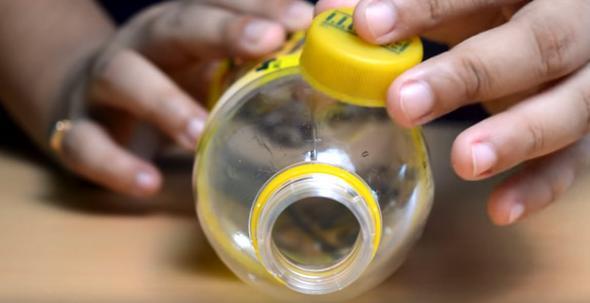 ncelikle pet ienin kapan karp hemen st ksmna koyuyoruz.