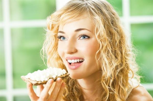 Yaptklar almalarn neticesine gre bilim adamlar peynirin iinde bulunan phenylethylamine' adl bir kimyasaln kan dolamn hzlandrd ve kandaki glikoz seviyesini ykselterek beyne ak sinyalleri gnderdiini sylyor.