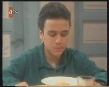 Trkiye'nin en ok izlenen televizyon dizilerinden biri olan Sper Baba'da Alim Aksu'yu canlandran Eray Demirkol, geen Mays aynda nianlanmt. Oyuncu Eray Demirkol, Gamze Akyel'le evlilik hazrlklar yapyor