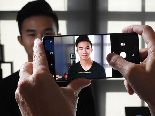 Galaxy Note 8'de Gece Siyah, Orkide Grisi ve Altn Sars Mavi renk seenekleri sunuluyor.