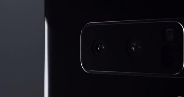 Kavisli bir ekrana ev sahiplii yapan telefon, yzde 83.3 ekran kasa oranna sahip