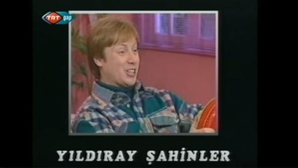 ahinler, barolnde Haluk Bilginer'in oynad sitcom'da, bir gazetede alan ve kendini tavuk zanneden &#8220;Nejat&#8221; karakteriyle izleyiciyi gldrmt. O yllardan bu yana daha ok tiyatroya arlk veren ve dizilerde fazla rol almayan baarl sanat, son senelerde TV ekranlarna geri dnmt.