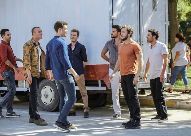 Kdemli stemen ve tim komutan Yavuz roln baarl oyuncu Tolga Sarta canlandrrken; vatan iin gzn krpmadan lme yryen bu zel timin dier mensuplarn, Burak Sevin, Grkem Sevindik, Mustafa Yldran, Eren Vurdem, Ayta amaz, Doukan Polat canlandryor.