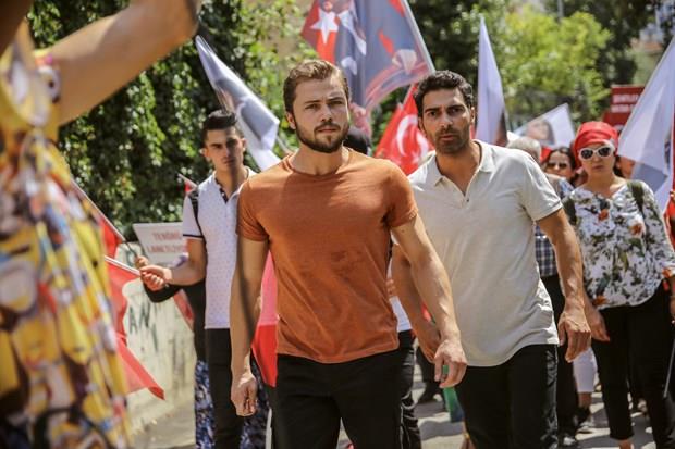 Yeni sezon blmleriyle eyll aynda Star TV ekranlarnda seyirciyle buluacak olan &#8216;Sz&#8217; dizisinin merakla beklenen 2. sezon ilk tantm dijital ortamda ve sosyal medyada byk ilgi ve beeni grd. Fragman, bir milyonun zerinde kii tarafndan izlendi.