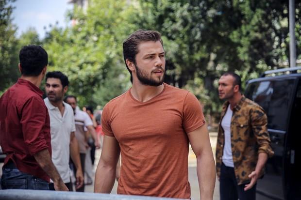 Ksa srede Youtube&#8217;da 500 binin zerinde izlenme saysyla en ok izlenenler arasnda trend listesine giren &#8216;Sz&#8217;n tantm teaser'nda, vatan iin gzn krpmadan lme yryen &#8216;zel Kuvvet Timi&#8217;nin, grevden uzaklatrlm olmasna ramen, yurdun drt bir yannda meydana gelen terr eylemlerine kaytsz kalamayp verdikleri sz yerine getirmek iin harekete getikleri grlyor.