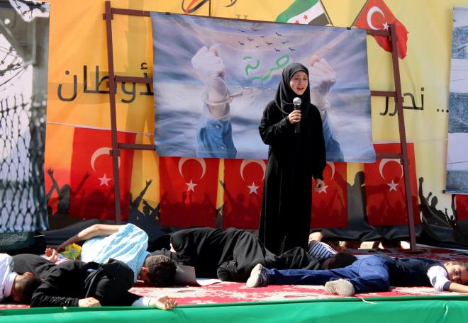 Kutlamada harekatn blgeye salad istikrar ve terr rgtlerinin byk bir darbe indirdiine dikkat ekilerek katklarndan dolay Trkiye'ye teekkr edildi.<p>    ehit ailelerinin de katld etkinlii ok sayda kii izledi.