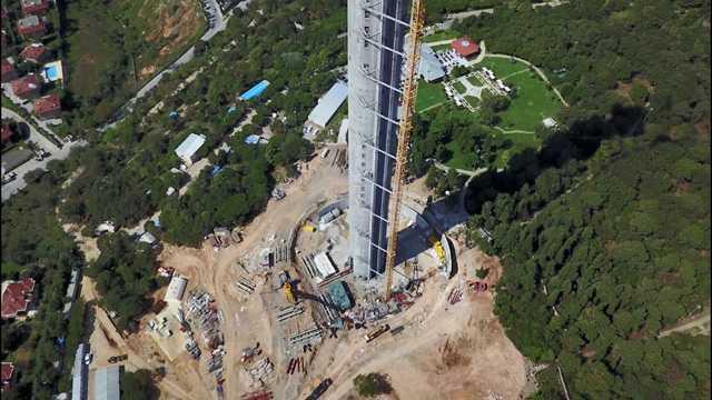 Yaplan zemin ettlerinin ardndan Kkamlca&#8217;da yaplmasna karar verilen kule inaat iin blgedeki aalar tanmt. Bugne kadar sren almalarda kulenenin betonarme blm tamamland. stanbul'un yeni kulesi artk ehrin pek ok yerinden grlebiliyor.