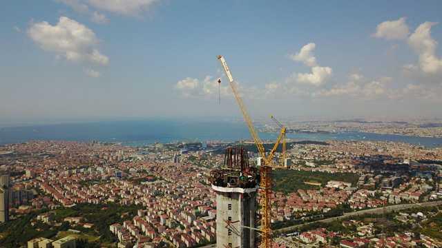 170 milyon liraya mal olacak kule, tamamlandnda 365.5 metreyle dev boyuta ulaacak. amlca Camii'nin yapmyla birlikte gndeme gelen amlca Tepesi'ndeki onlarca radyo ve televizyon vericisinin bir araya toplanmas amacyla balayan projeye 2016 ylnn Mart aynda start verilmiti.