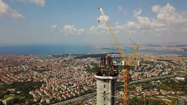 stanbul&#8217;un sembol olmas beklenen yeni kulede 176'nc ve 180'nci katlarda bir restoran bulunaca, ayrca kulenin 150 metre yksekliindeki blmnde ise iki seyir teras ina edilecei renildi. Kuleye ini ve kta ise son derece hzl ve modern asansrler bulunacak.