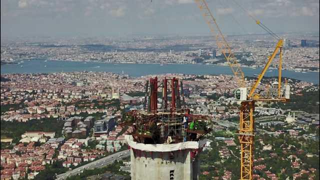 Betonarme ksmn tamamlanmasnn ardndan 165 metre uzunluunda elik konsksiyondan oluacak kulenin inaatna baland. Antenlerin bu yap zerinde bulunaca belirtildi. Tamamlandnda toplam ykseklii 365 metre olacak kulenin zirvesi deniz seviyesinden yaklak 595 metre ykseklie ulaacak. Kule her biri 4,5 metre yksekliinde ve 4 kat yerin altnda 53 kattan oluacak.