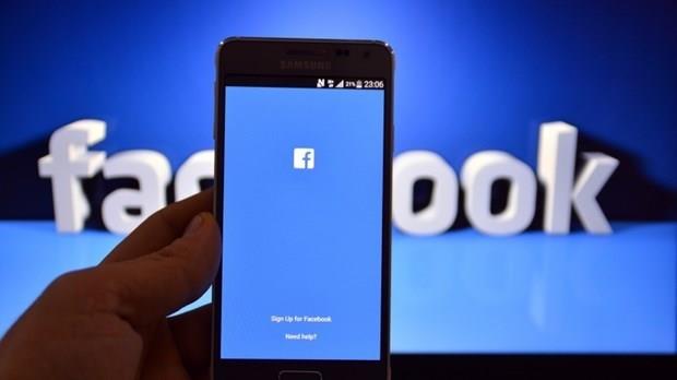 Facebook uygulamas iinde 360 derecelik fotoraf ekebilmek iin yapmanz gereken ey ise Haber Ak'nn en st ksmndaki "360 fotoraf" tuuna basmanz gerekiyor.