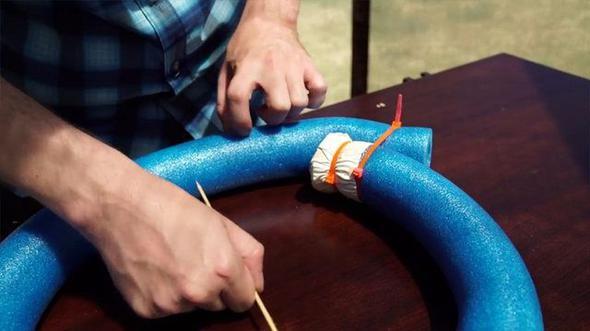 Deniz makarnalar ya da kpk sosis olarak bilinen, havuzda suyun stnde durmamz salayan sngerleri, kullanm amac dnda farkl ekilde de kullanabilirsiniz.