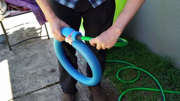 Kpeini temizlemek isteyen adam kpk sosis sngerini fotoraflardaki gibi kesip, balayp, kendince temizleme arac yapt.