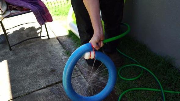 Kpeini temizlerken, suyun tm kllarn arasna girmesini salayan adam, sadece hortumu aarak kpeini elini srmeden ykyor.