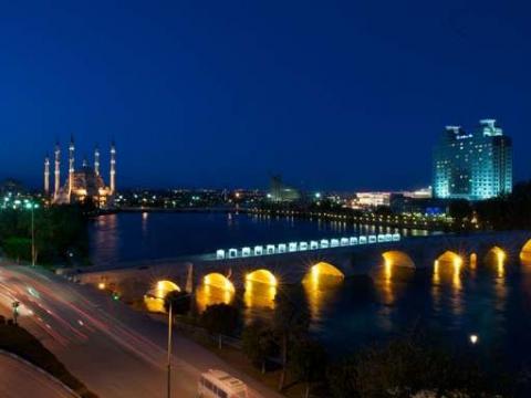 <b>ADANA:</b> 1926'ya kadar <b>KOZAN.</b> 1926'da Kozan ileye dntrlyor. Yine <b>CEBELBEREKET</b> ismiyle o blgede bir il daha var. 1933'te Cebelibereket lav oluyor ve ileleriyle birlikte Adana'ya balanyor. Adana ilinin ad 1933'te deitirilerek <b>SEYHAN</b> isimli bir il haline geliyor. 1956'da Seyhan, Adana oluyor.