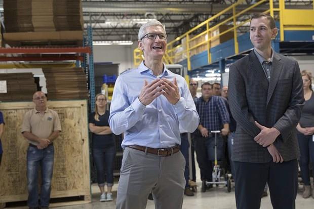 TM COOK'UN CEBNDE PHONE 8 M VAR?  <p>  ABD'nin Ohio eyaletindeki retim tesisini ziyaret eden Apple'n CEO'su Tim Cook'un bu ziyaretinde ektirdii kareyi sosyal medya hesabnda paylamas ilgin bir teorinin retilmesine vesile oldu.